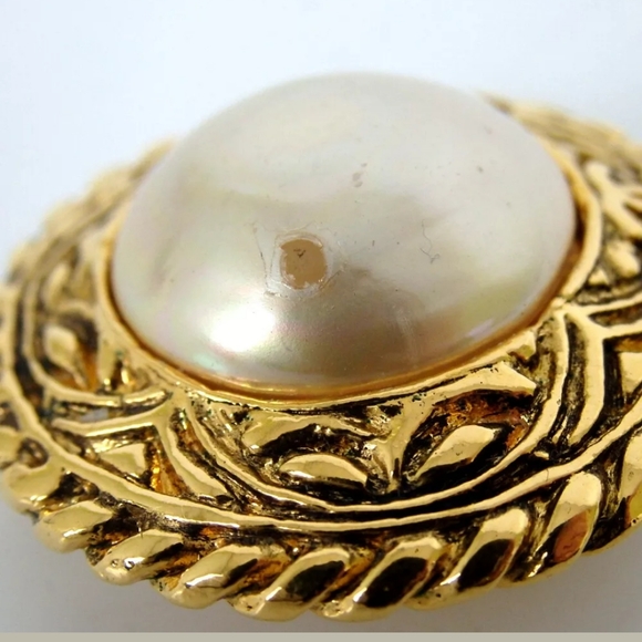 AUTHENTIC CHANEL2329  PEARL ROUND VINTAGE EARRING - Picture 6 of 8
